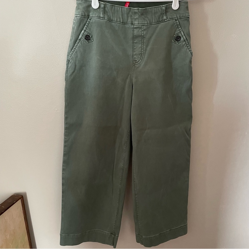 Spanx pull on wide leg cropped green pants. Sz Medium petite capri